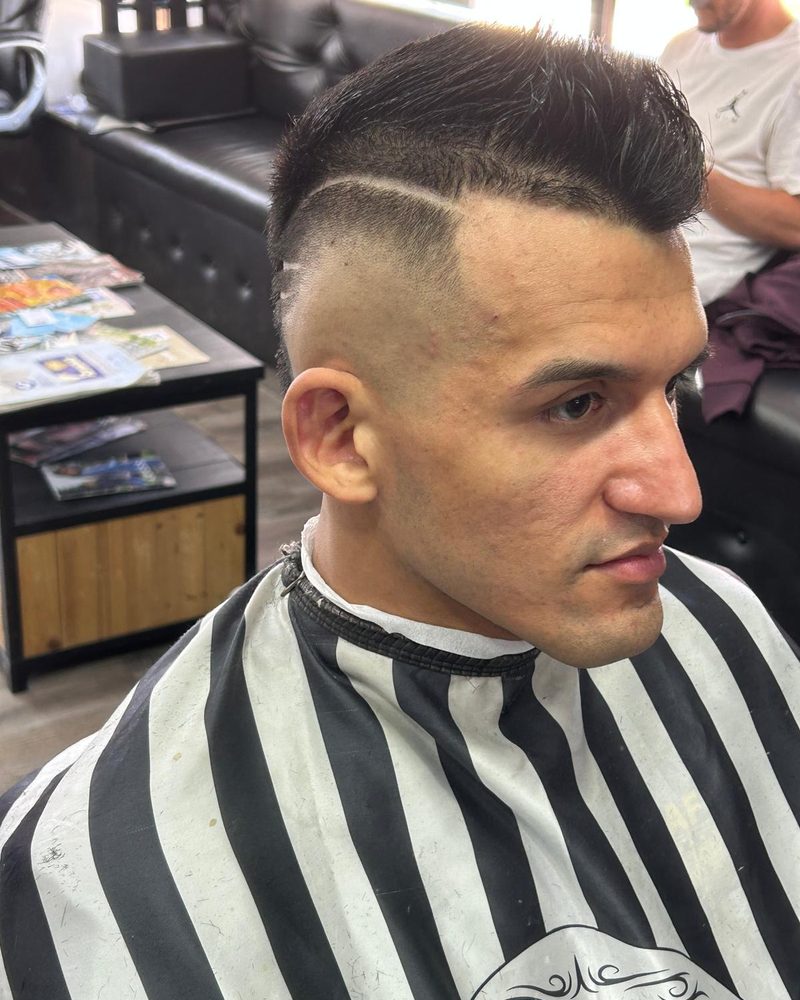 Degradado alto con la raya marcada, visto de perfil.