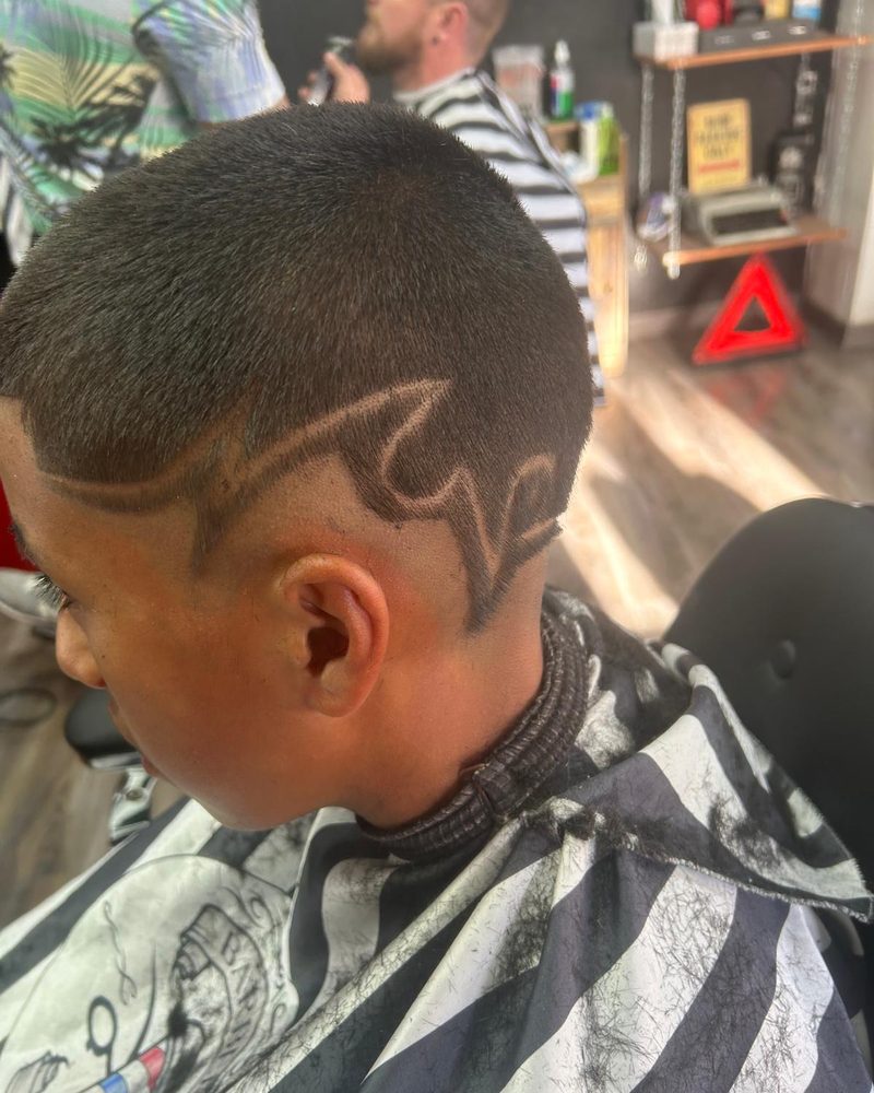 Diseño rapado en el lateral, en el corte de un niño.