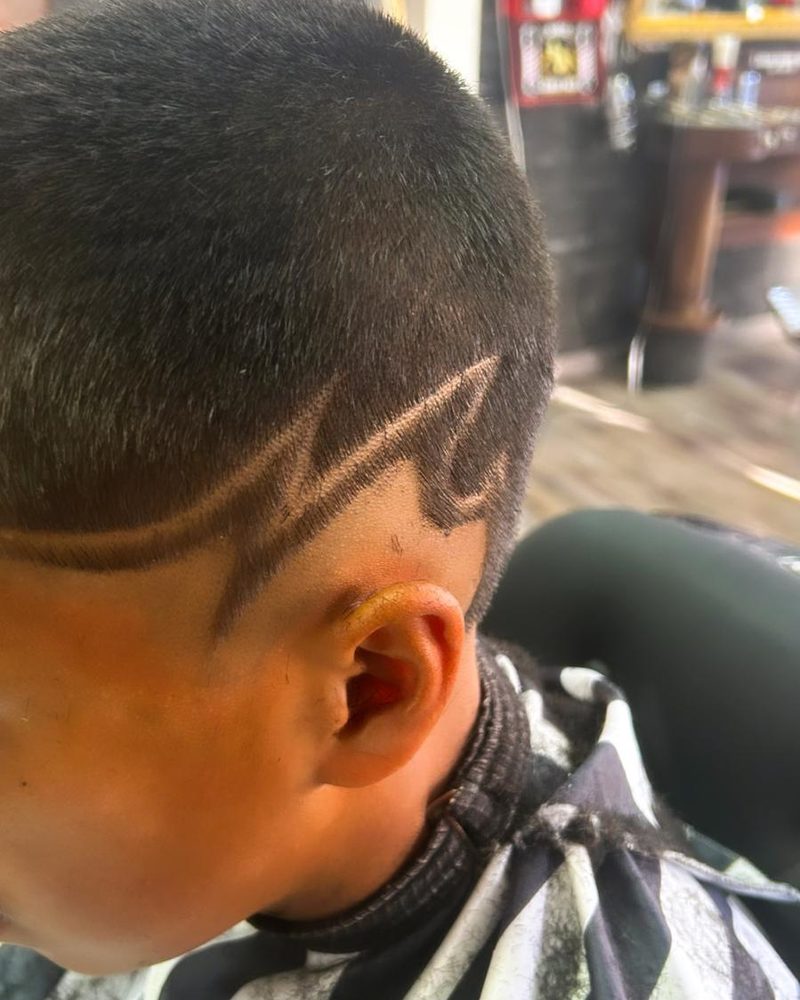 Diseño rapado en el lateral de un niño, de perfil.
