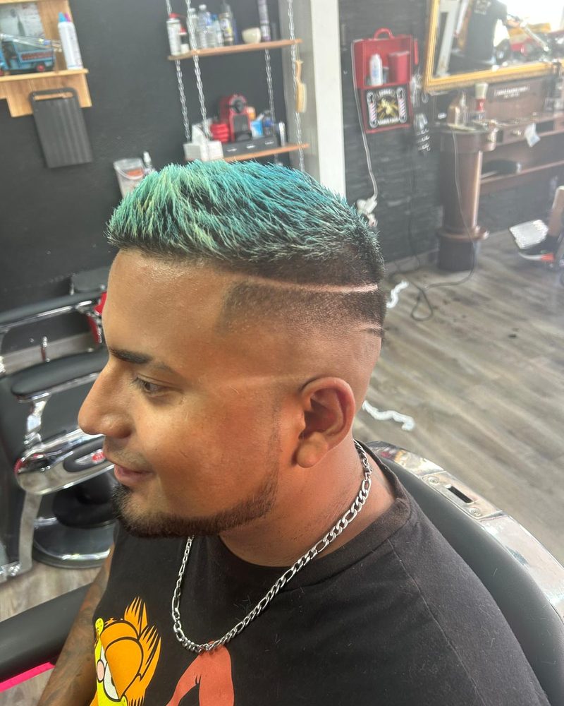 Puntas teñidas de azul y degradado en el lateral.
