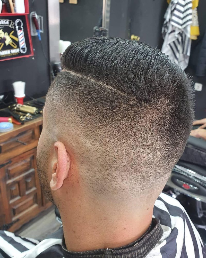 Degradado en la nuca con la raya marcada.