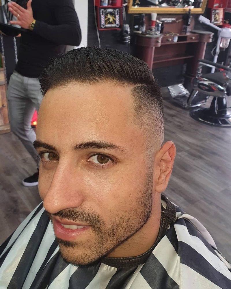 Corte clásico con la barba perfilada, de frente.