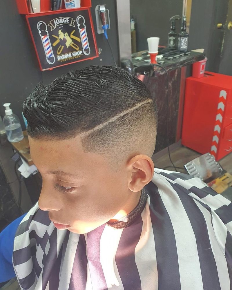Corte de niño con degradado y raya.