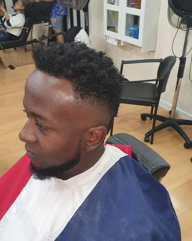 Degradado en pelo afro, de perfil.