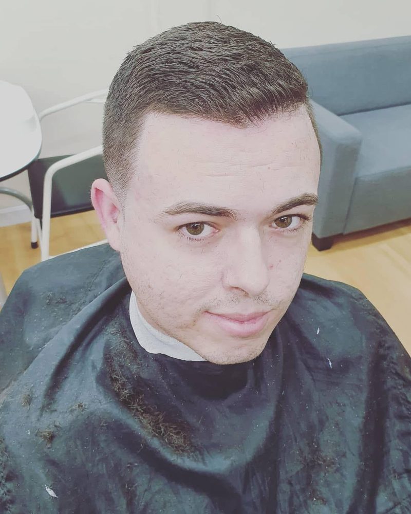 Corte corto peinado hacia arriba, de frente.