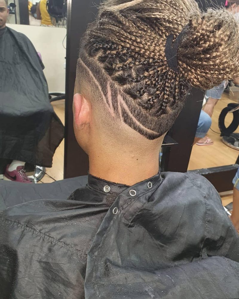 Trenzas con líneas rapadas en el lateral.