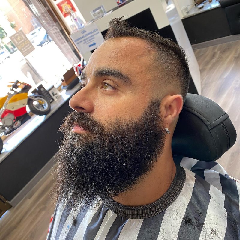 Barba larga perfilada y peinada.