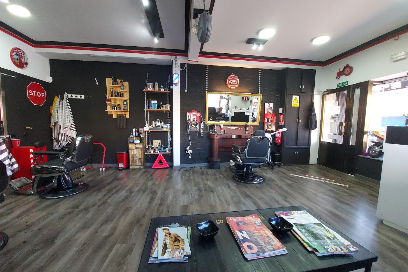 El local vacío y ordenado, con los sillones alineados y los espejos.